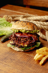 Hamburguesa preparada y servida para comer 