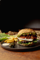 Hamburguesa preparada y servida para comer 