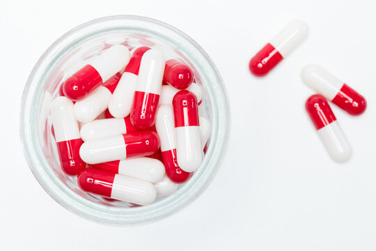 Tarro de capsulas de medicina rojas y blancas