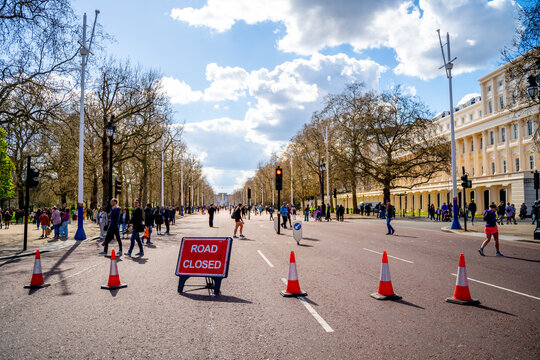 Road Closure sign at the mall, st. james's park, london