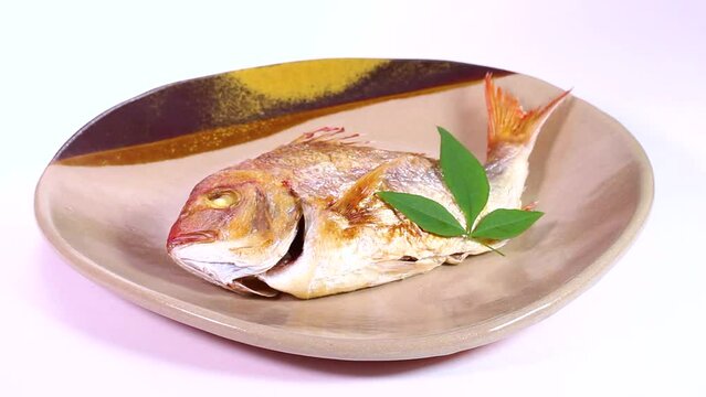 皿の上の鯛の塩焼き　回転　