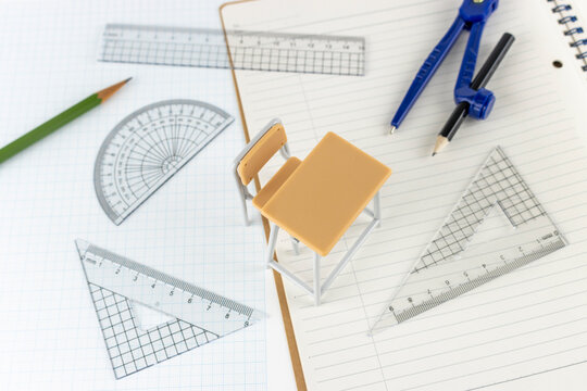 定規とノートと方眼紙と玩具の勉強机。算数のイメージ