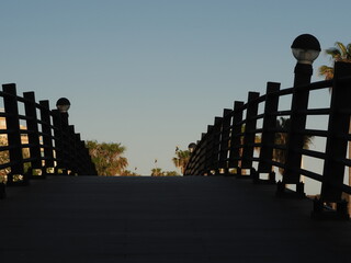 puente de madera sobre río seco