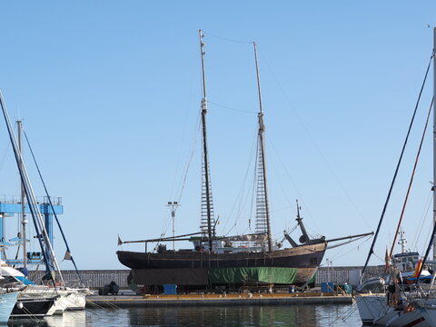 Barcos en reparaci&oacute;n o para reparar, algunos de ellos est&aacute;n inservibles
