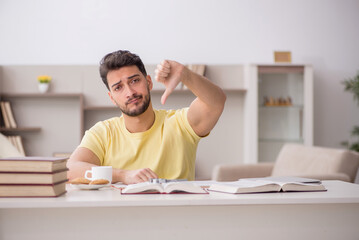 Obraz premium Young male student studying at home