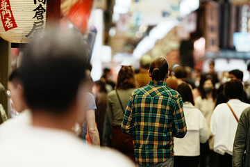 街中を歩く訪日外国人の後姿
