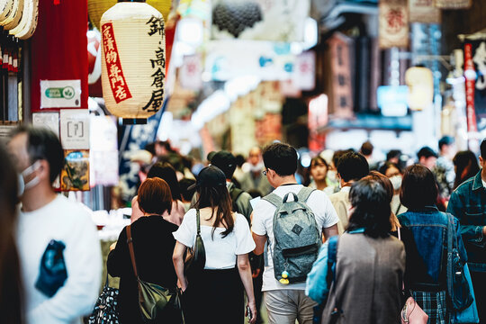 街中を歩く訪日外国人の後姿