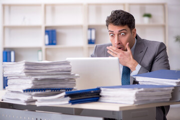 Obraz premium Young male employee working in the office