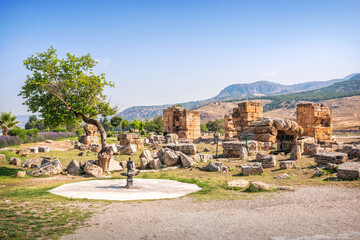 Landscape of the ancient city of Hierapolis and drinking fountain, Pamukkale, Türkiye