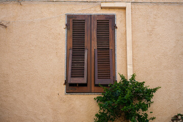 Fototapeta na wymiar Fenster italienischer Häuser auf Sardinien