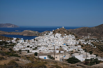 Obraz premium Panoramic view of the picturesque and whitewashed island of Ios Greece