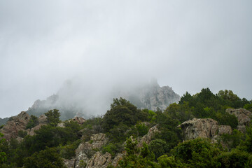 Nebelverhangene Berge im Hochgebirge von Sardinien