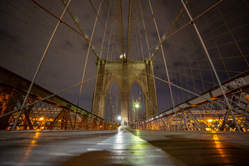 Obraz premium Brooklyn bridge at new york city at night