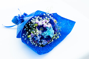 華やかなブルーの花束