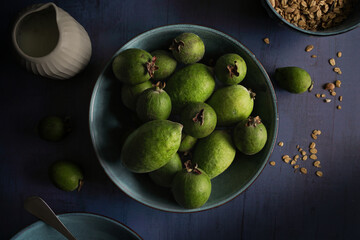 Obraz premium bowl of feijoas on breakfast table