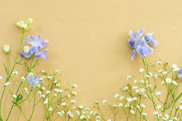 生花のフレーム、ベージュ色