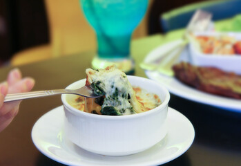 Baked Spinach with Cheese is an Italian dish. The taste is mellow and delicious. Soft green spinach, baked with soft cheese, beautiful yellow color. eat while hot Chewy Chees