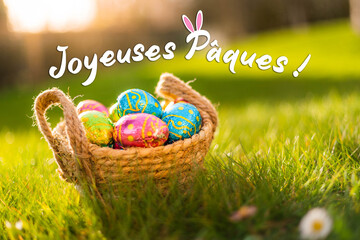 Joyeuses Pâques texte et bannière sur fond de nature avec œufs colorés dans un panier en osier....