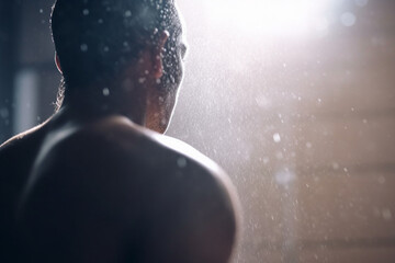 Obraz premium Sweating it out: A view of a naked man's back in a steamy sauna