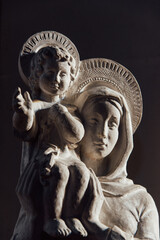 Une statue de la Vierge Marie portant Jésus enfant. Sculpture catholique de la Vierge Marie tenant dans ses bras Jésus Christ. Idoles chrétiens. Religion catholique.  - obrazy, fototapety, plakaty