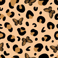 Leopard print with butterfly. Cat paw pattern with  butterflies. Leopard vector seamless pattern. Leopard skin texture. For textiles, clothing, bed linen, office supplies.
