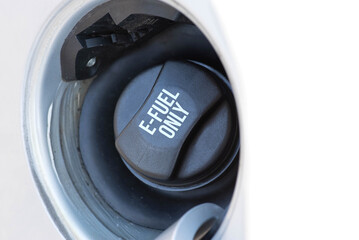 Tankdeckel von einem Auto mir dem Hinweis E-Fuel Only	