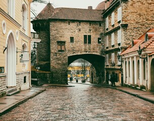 Naklejka premium Closeup shot of Tallinn Old Town with cobblestone road and old buildings around