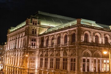 Fototapeta premium Exterior of the Vienna Operahouse during a nighttime