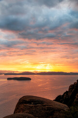 美しい瀬戸内海の夕景｜縦構図