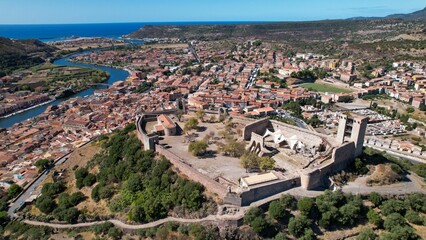 Naklejka premium Aerial cityscape with a river on a sunny day
