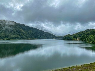 Obraz premium Scenic lake in green mountains