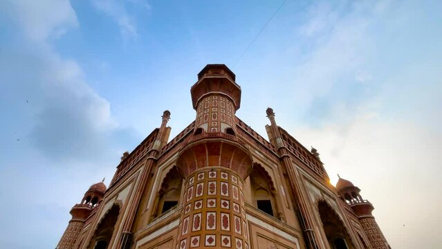 Safdarjung Tomb is located in New Delhi, India