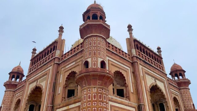 Safdarjung Tomb is located in New Delhi, India