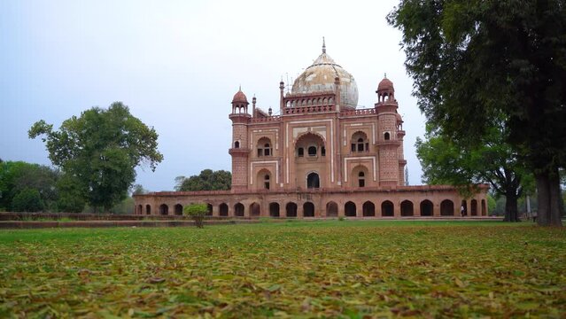 Safdarjung Tomb is located in New Delhi, India