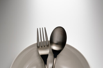 皿の上に置かれたスプーンとフォーク