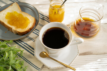 ホットコーヒーとトーストのある朝食