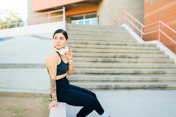 Obraz premium Fit sporty woman preparing to run outdoors