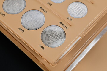 コインアルバムに収められた硬貨