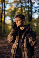 Obraz premium a person using a phone in the woods