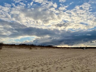 Zachód słońca nad Bałtykiem plaża stogi morze bałtyckie morze plaża piasek chmury niebo wieczór