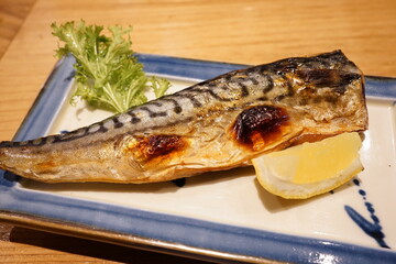 Japanese Food, Grilled Sardine with Lemon - 日本料理 焼魚 鯖の塩焼き レモン