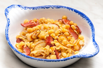 yellow peas with bacon and onion