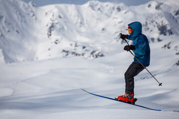 Sportlicher Skifahrer auf einer rasanten Abfahrt