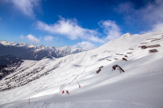 Skigebiet Serfaus Fiss Ladis (Österreich, Tirol): Im Bildhintergrund sieht man die Piste die vom Mittleren Sattelkopf in Richtung Möseralm führt