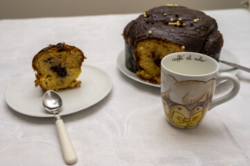 Colazione con colomba Pasquale farcita con la nutella.