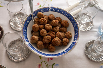 Polpette di carne fritte in padella.