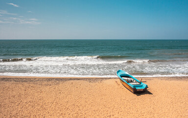 Fototapeta na wymiar Peaceful view of ocean waves on the shore of Sri Lanka