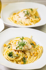Pasta with chicken and arugula