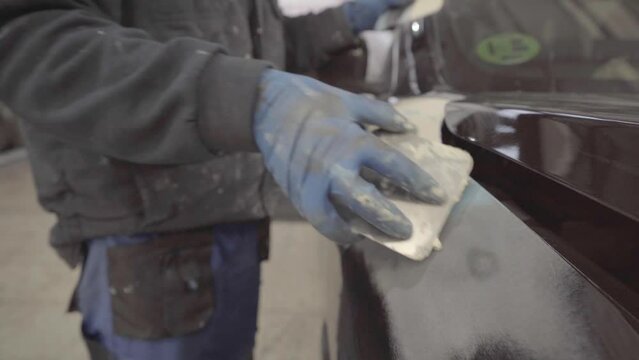 Aplicaci&oacute;n de masilla en reparaci&oacute;n de carrocer&iacute;a de coche