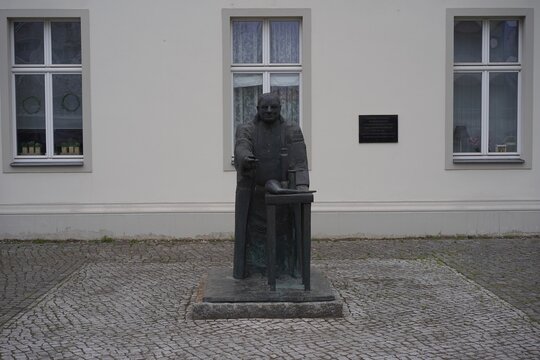 Denkmal f&uuml;r den deutschen Chemiker Friedlieb Ferdinand Runge in Oranienburg am 09.04.2023